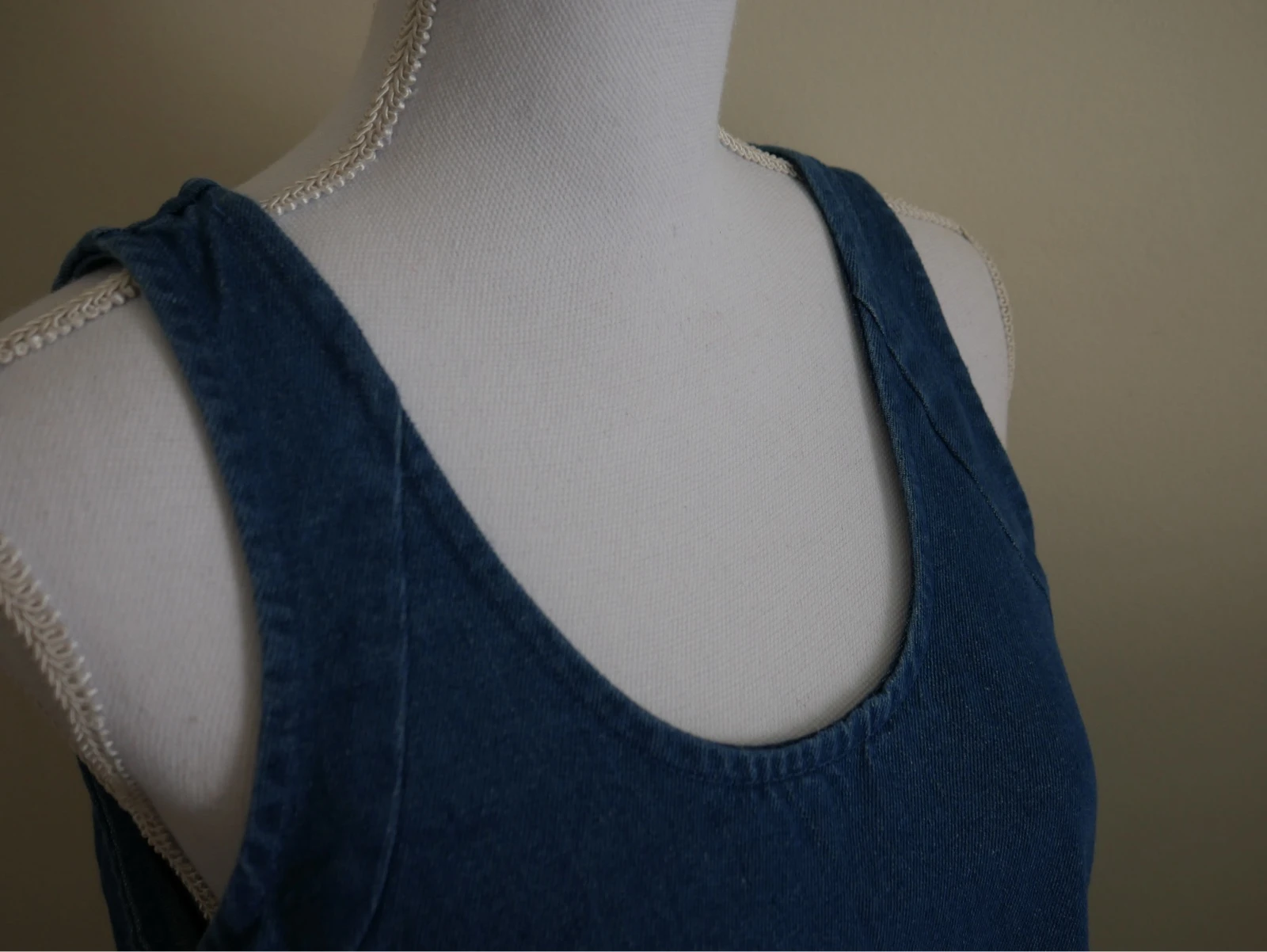 Robe en jean sans manches  – photo 6